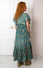 Vestido con estampado paisley y escote en V