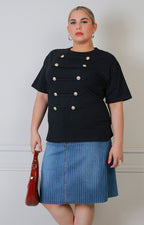 Blusa con botones dorados estilo militar de la marca Boutiquemirel, diseño para mujeres curvy, vista frontal en color neutro.