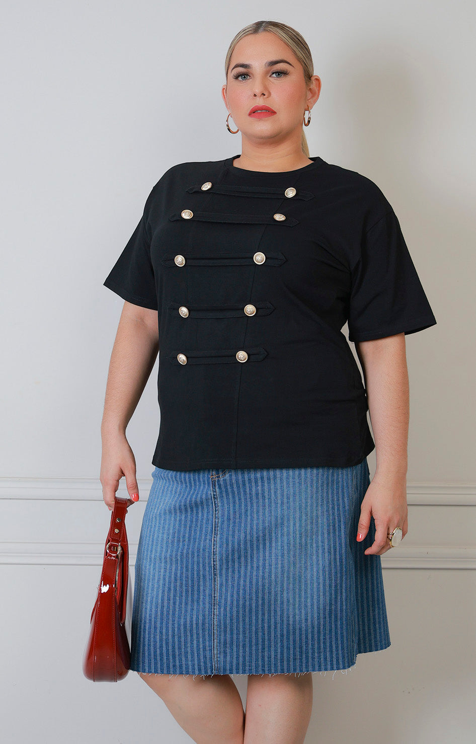Blusa con botones dorados estilo militar de la marca Boutiquemirel, diseño para mujeres curvy, vista frontal en color neutro.