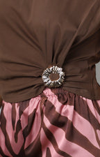 Blusa café sin mangas con detalle dorado