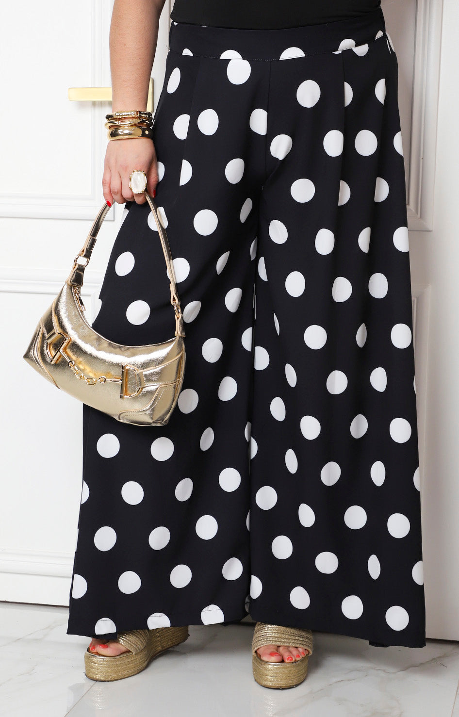 Pantalón ancho curvy de Boutiquemirel con estampado de puntos polka dots, tela ligera y diseño cómodo para mujer.