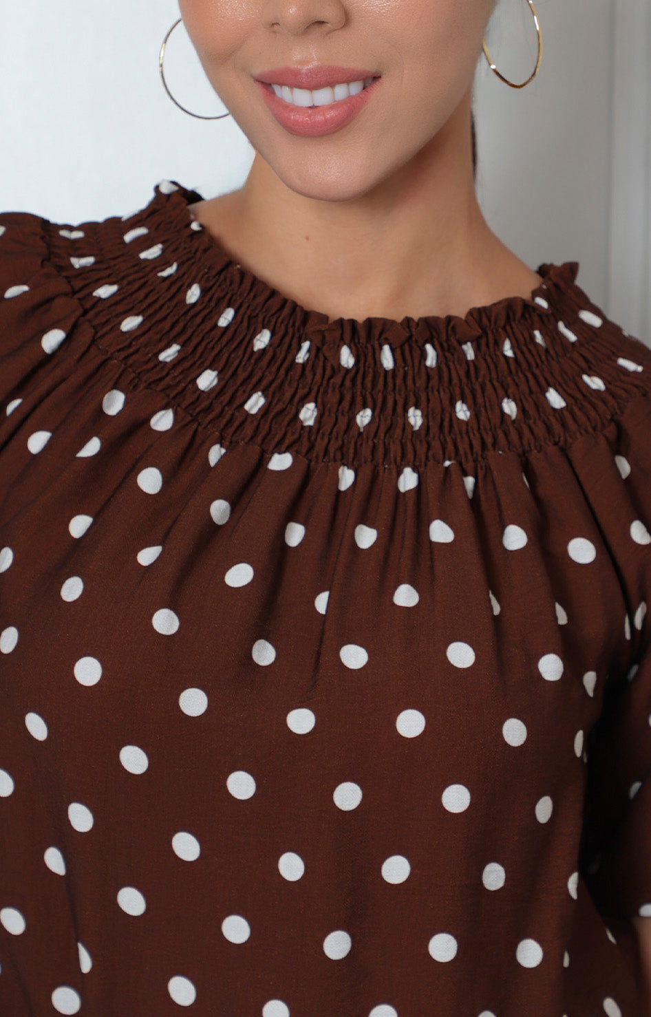 Blusa con cuello fruncido y estampado de lunares