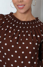 Blusa con cuello fruncido y estampado de lunares