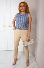 Pantalón beige recto con hebilla dorada