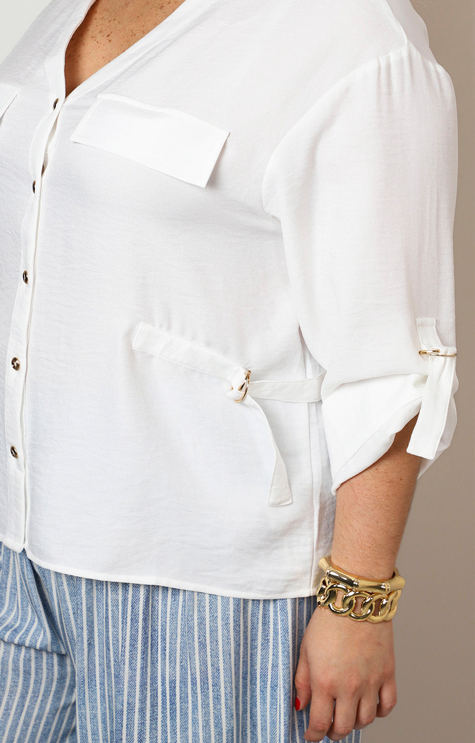 Blusa blanca con detalle metálico en mangas
