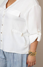 Blusa blanca con detalle metálico en mangas