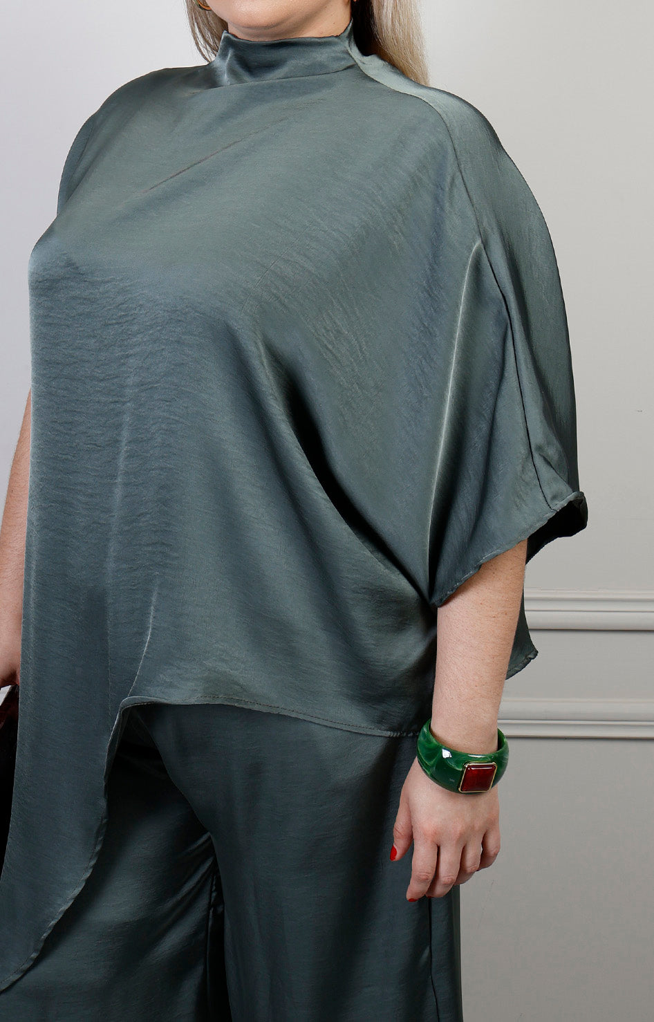 Conjunto verde de blusa asimétrica y pantalón