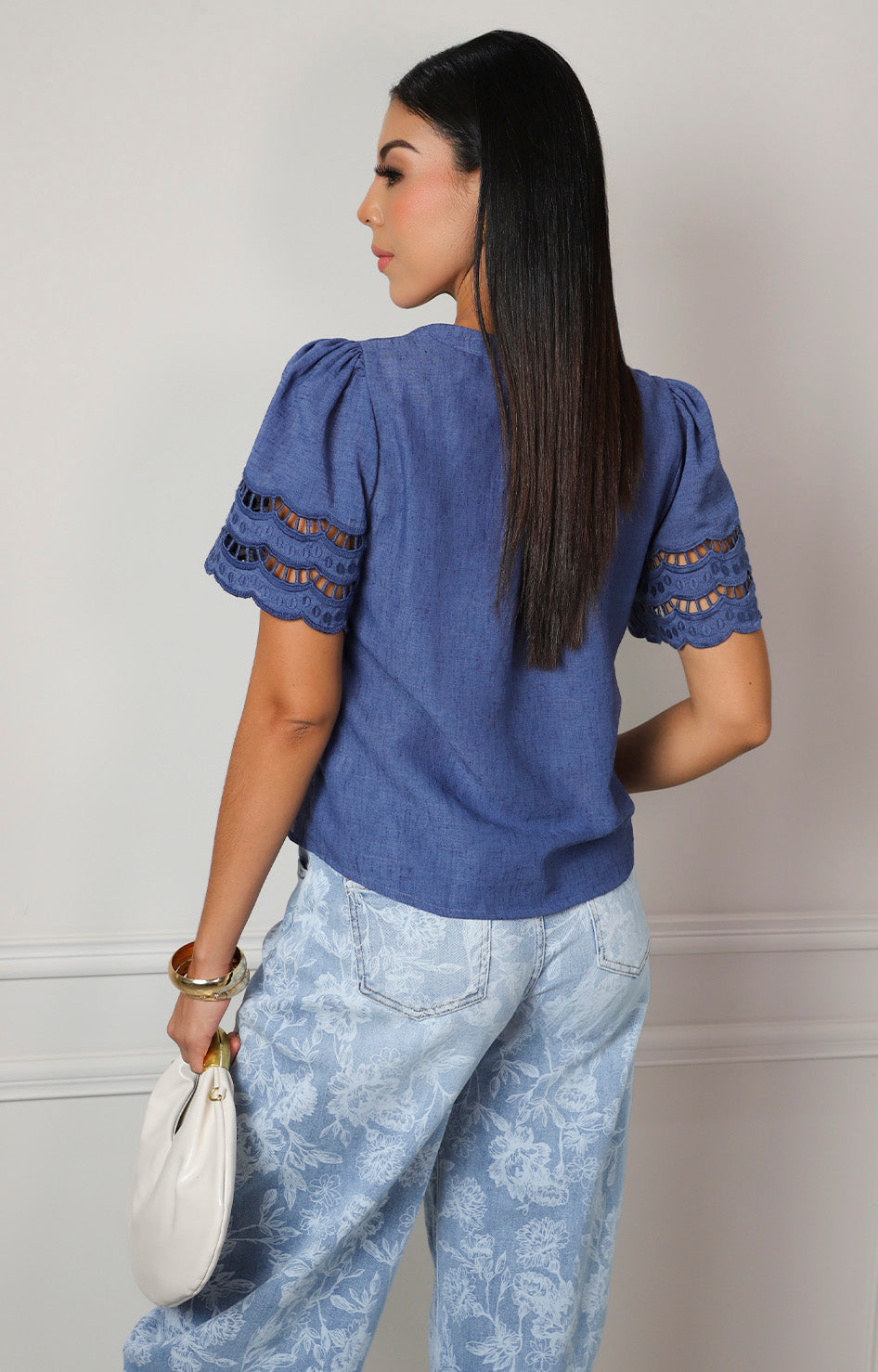 Blusa escote en V con mangas caladas