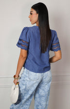 Blusa escote en V con mangas caladas