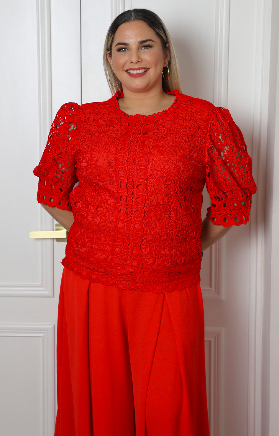 Blusa de guipur con mangas globo