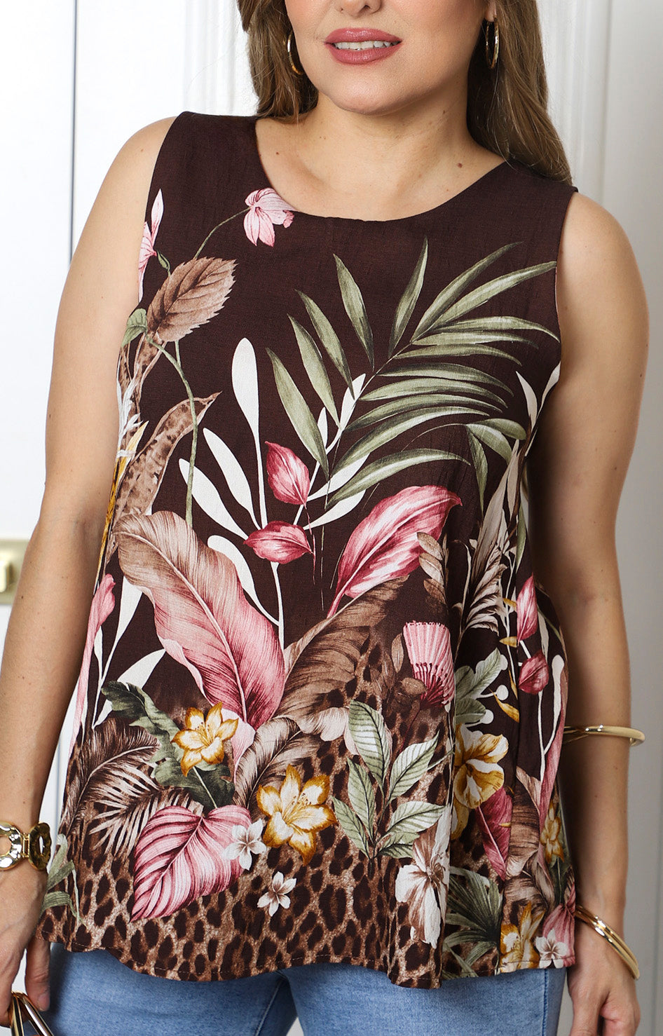 Blusa café con estampado tropical