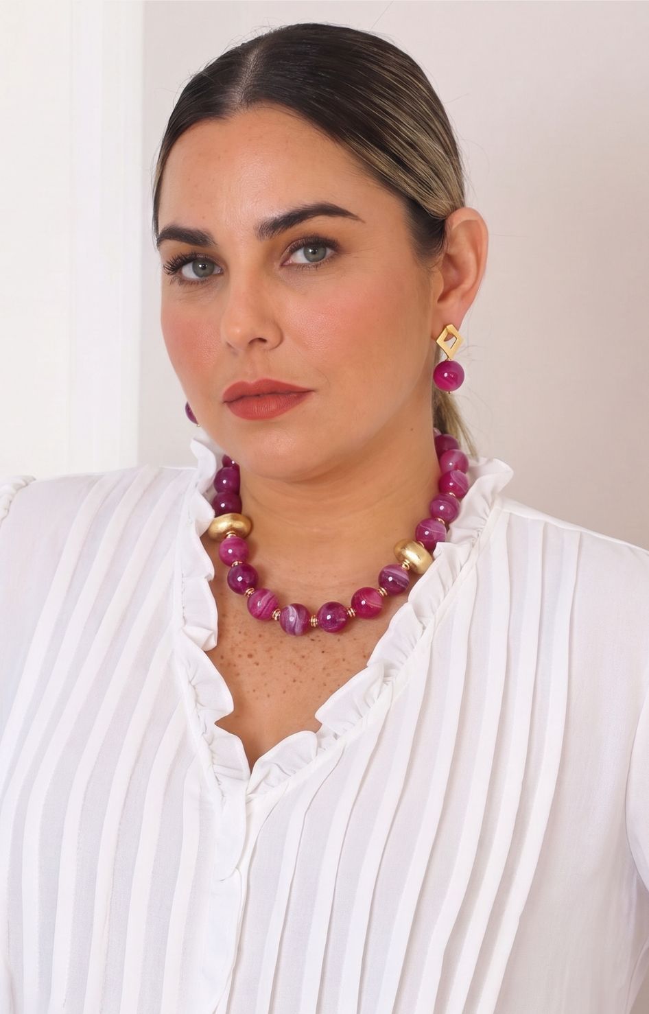 Collar de cuentas con detalles dorados y aretes
