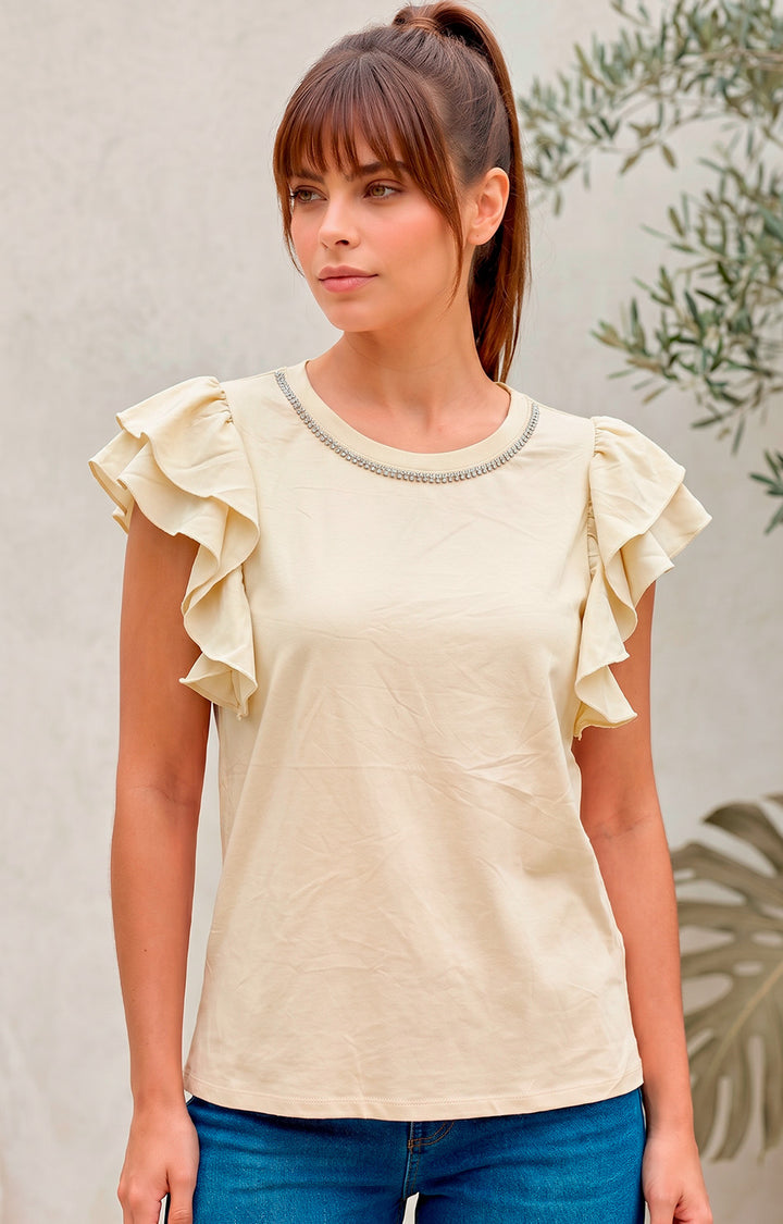 Blusa con olanes y aplicaciones en el cuello