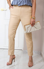 Pantalón beige recto con hebilla dorada