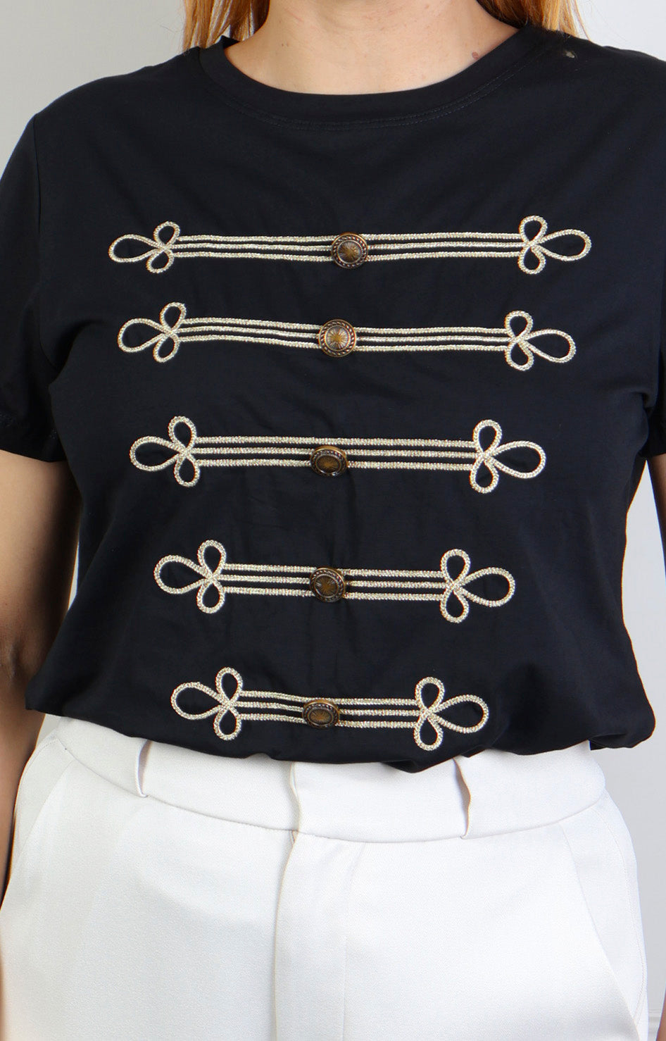 Blusa regular Boutiquemirel con detalles dorados y botones delanteros ос