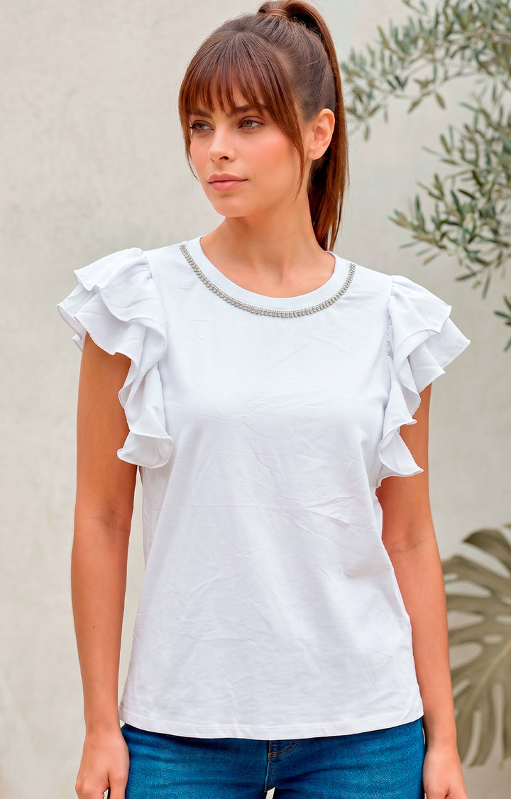 Blusa con olanes y aplicaciones en el cuello