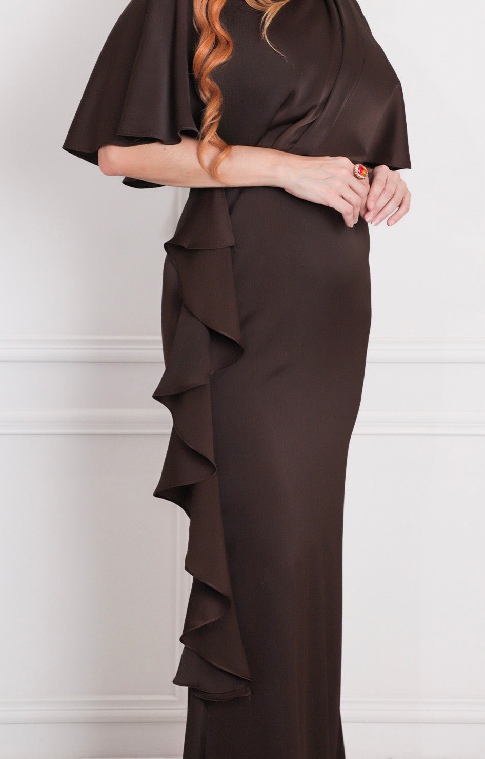 Vestido café con volantes