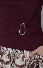 Blusa sin mangas Boutiquemirel con drapeado y detalle dorado, vista frontal.