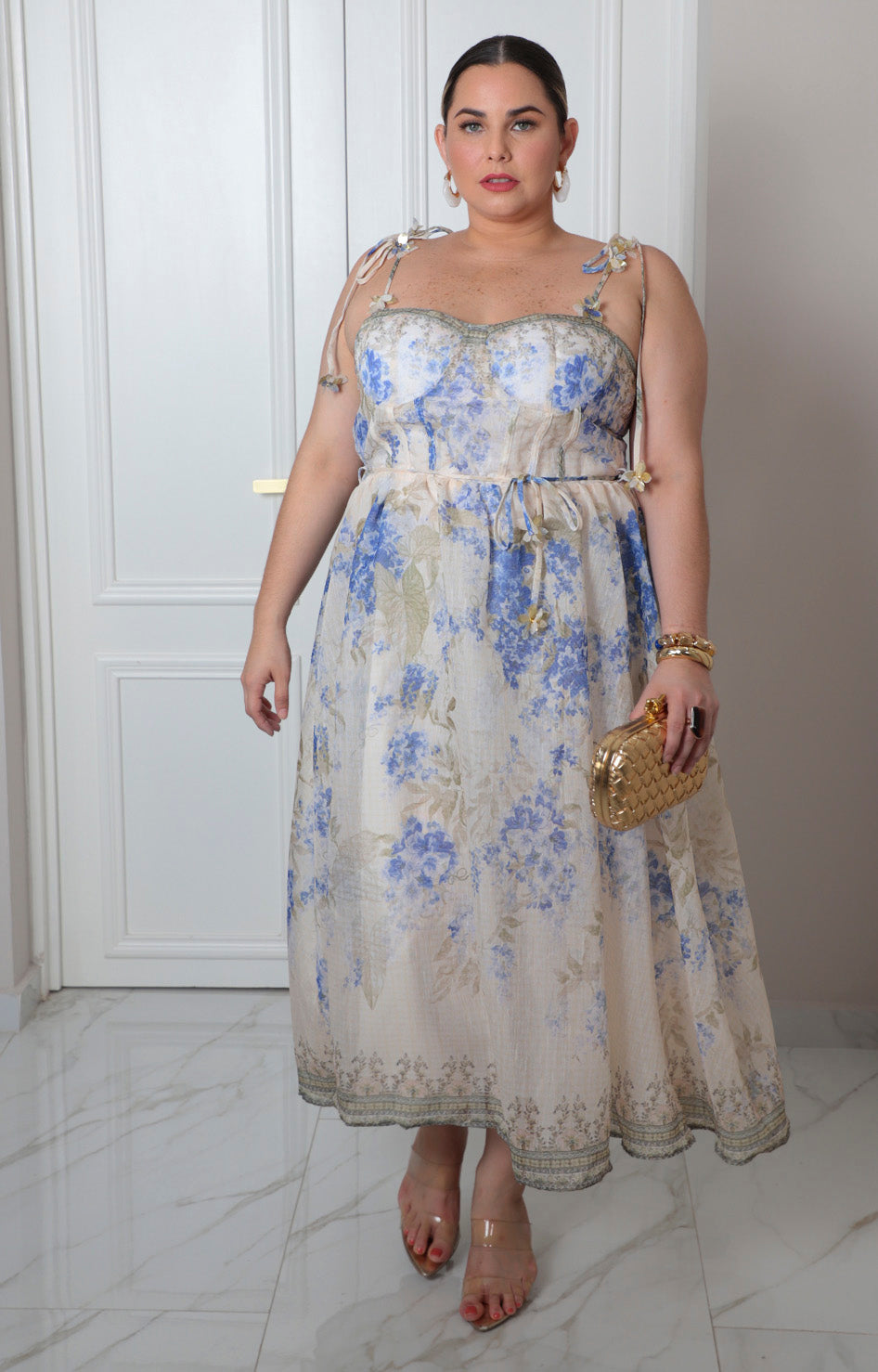 Vestido midi estampado floral con tirantes