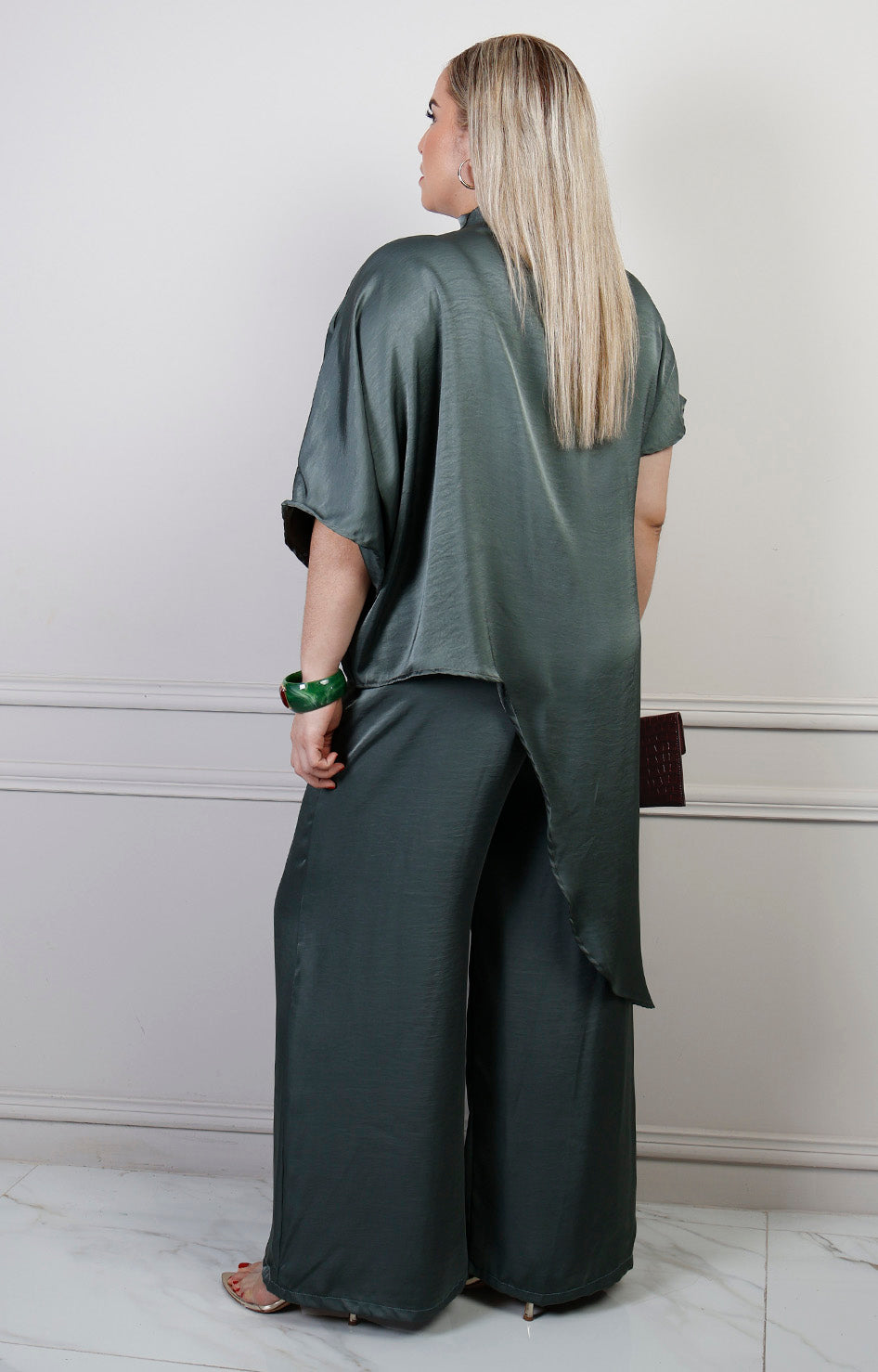 Conjunto verde de blusa asimétrica y pantalón