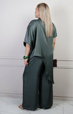 Conjunto verde de blusa asimétrica y pantalón