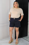 Short con hebilla dorada