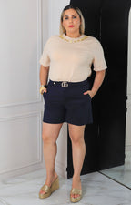 Short con hebilla dorada