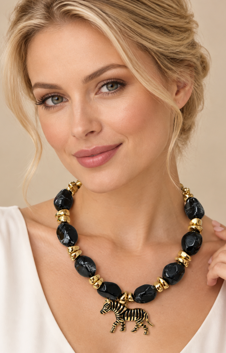 Collar llamativo de cuentas negras con dije de elefante