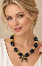 Collar llamativo de cuentas negras con dije de elefante