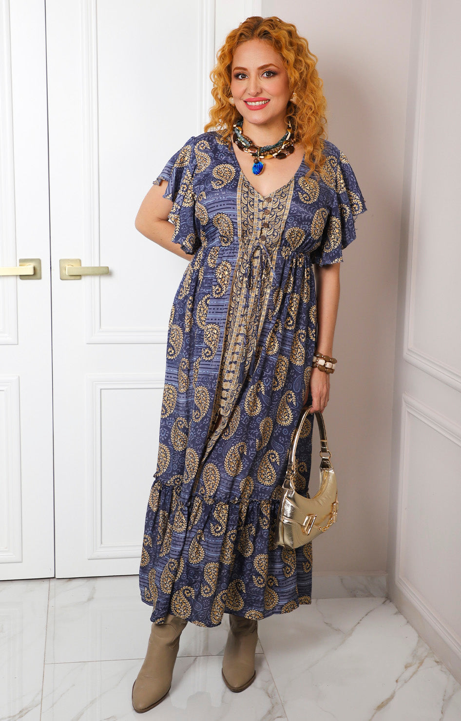 Vestido con estampado paisley y escote en V