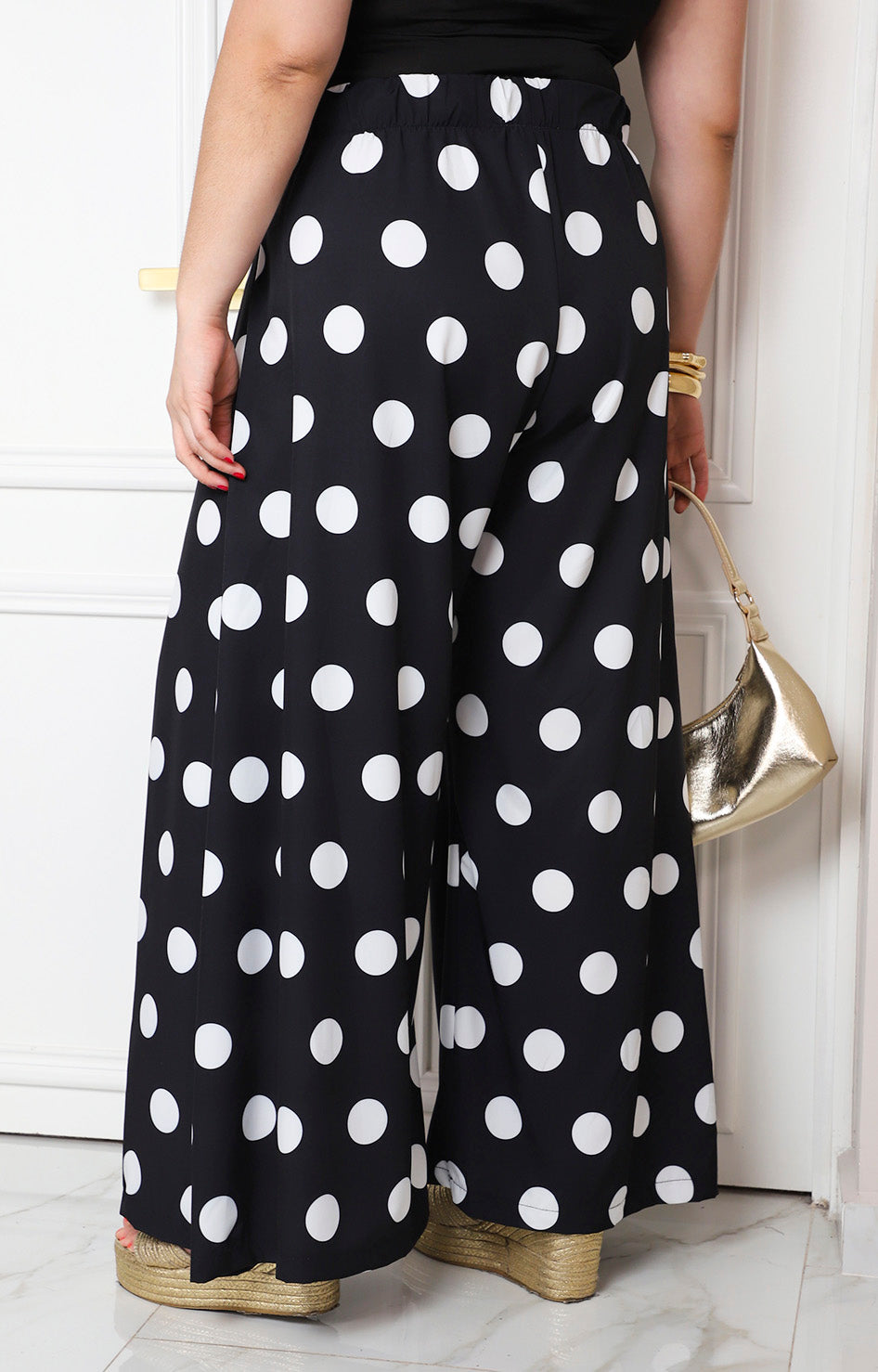 Pantalón ancho curvy Boutiquemirel con estampado de puntos polka dots, tela ligera y diseño cómodo para mujer.