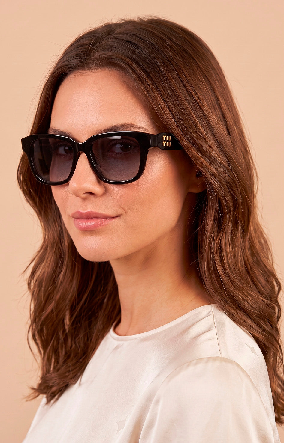Lentes de armazón grueso y detalle dorado
