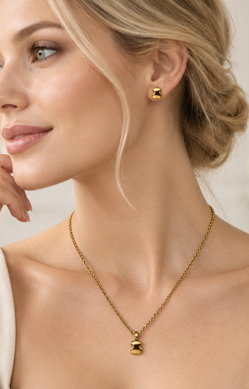 Set de collar y aretes con osito liso dorado