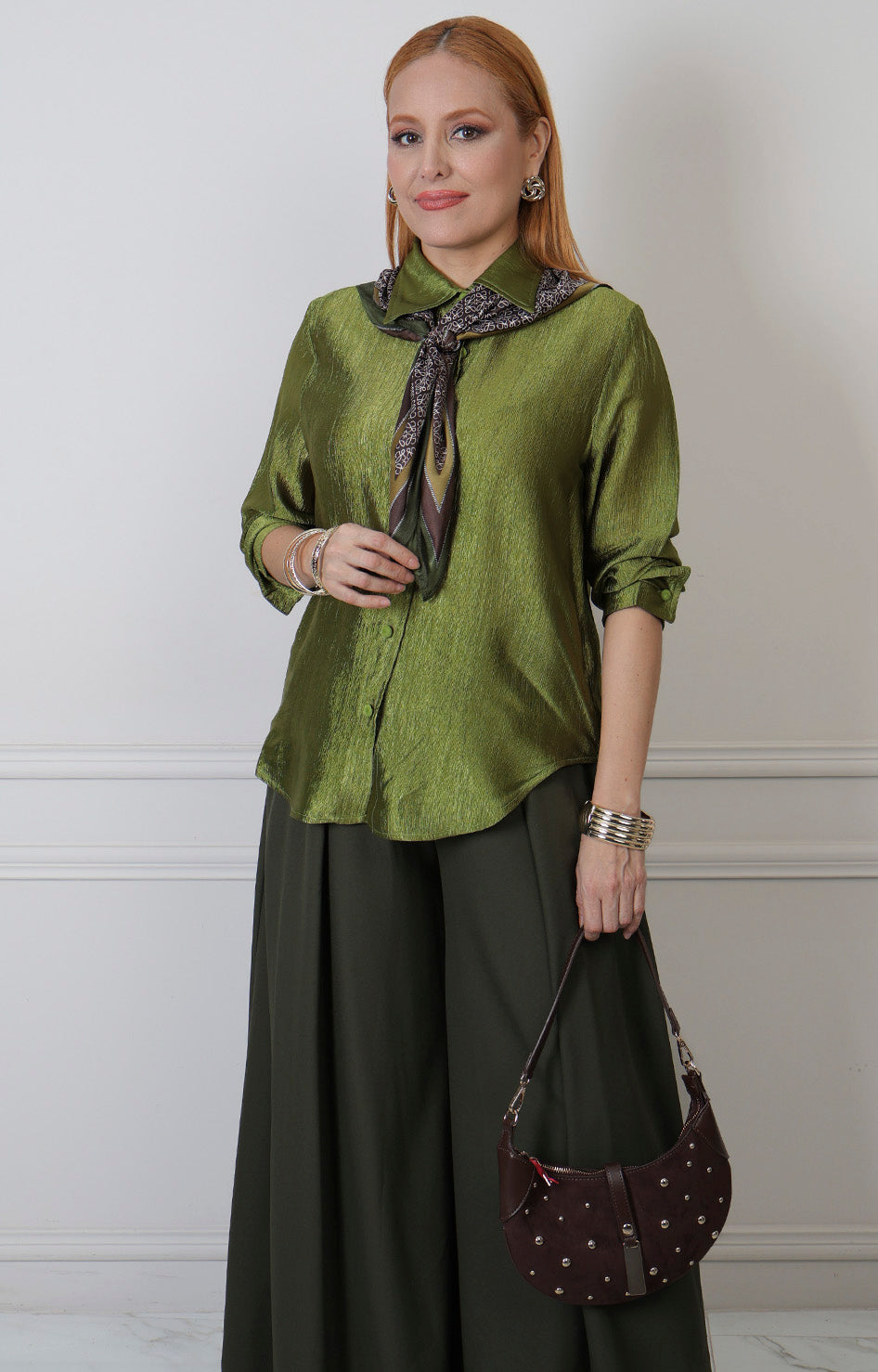 Blusa verde con cuello camisero de Boutiquemirel, diseño regular de manga larga