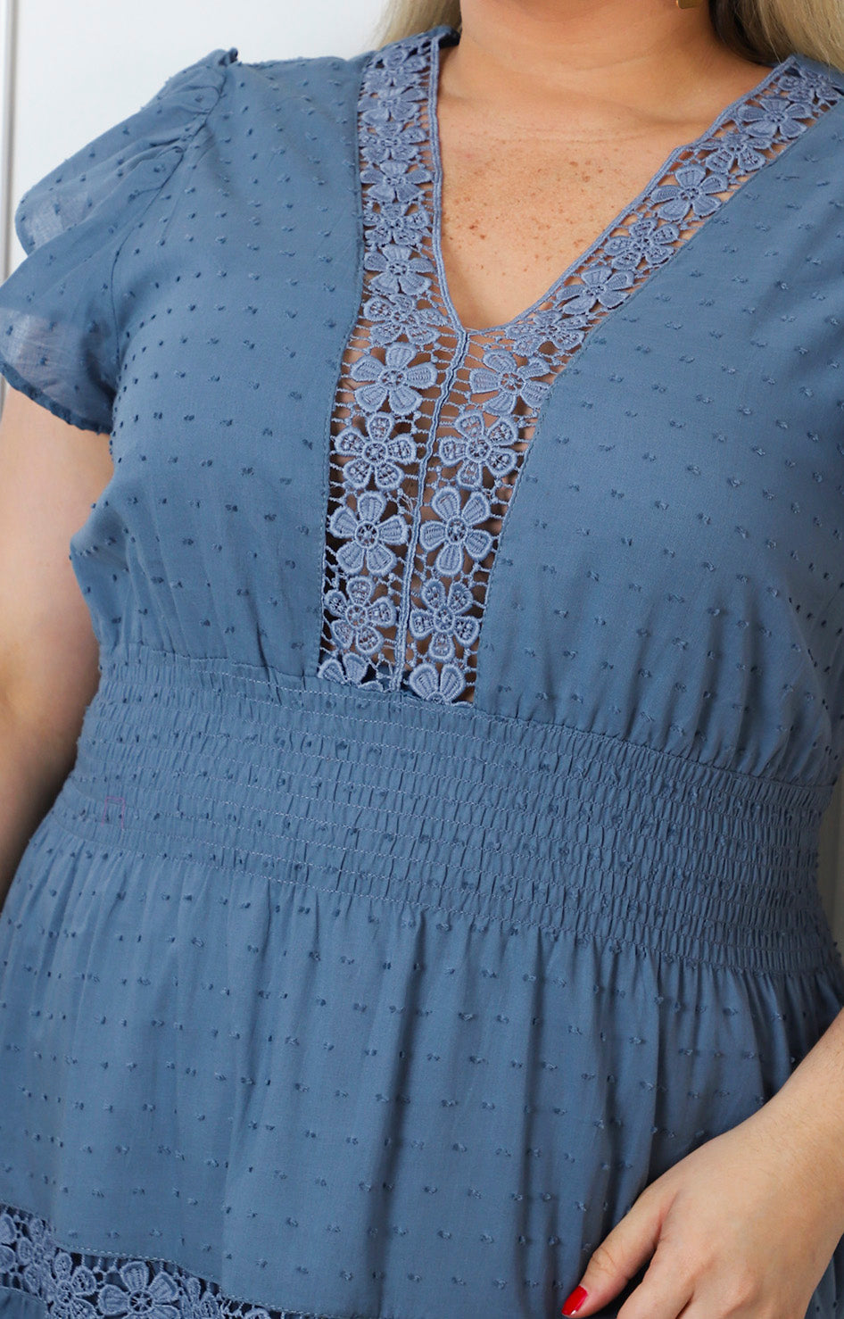 Vestido corto con encaje floral y mangas globo
