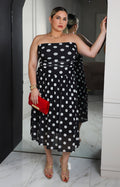 Vestido strapless negro con estampado polka dot