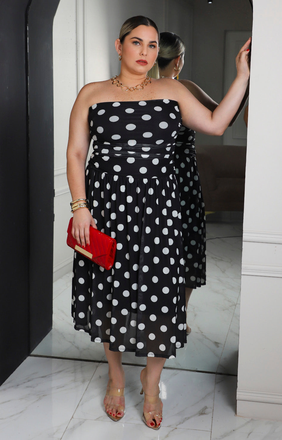 Vestido strapless negro con estampado polka dot