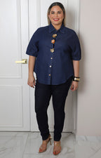 Blusa de mezclilla con flores decorativas