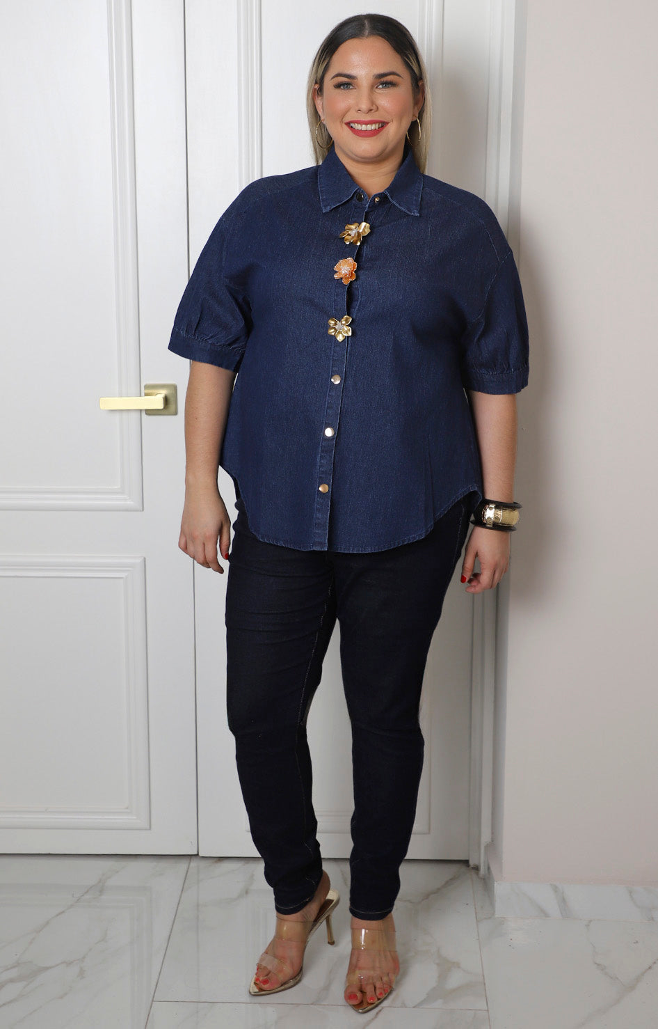 Blusa de mezclilla con flores decorativas