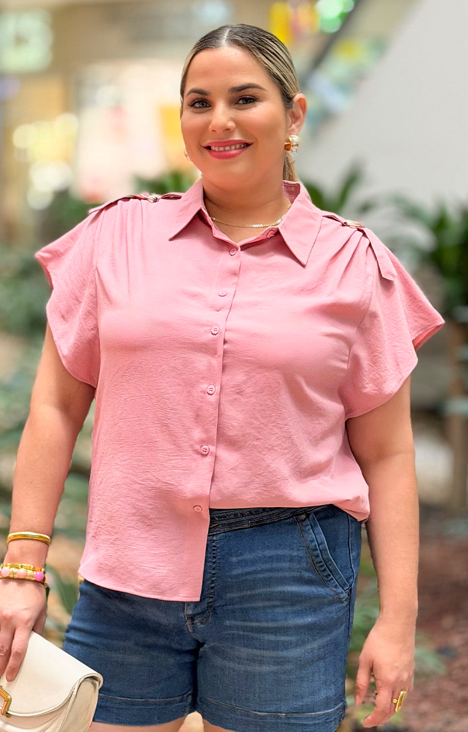 Blusa rosa con hombreras decorativas