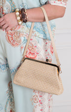 Bolsa tejida tipo clutch azul y beige