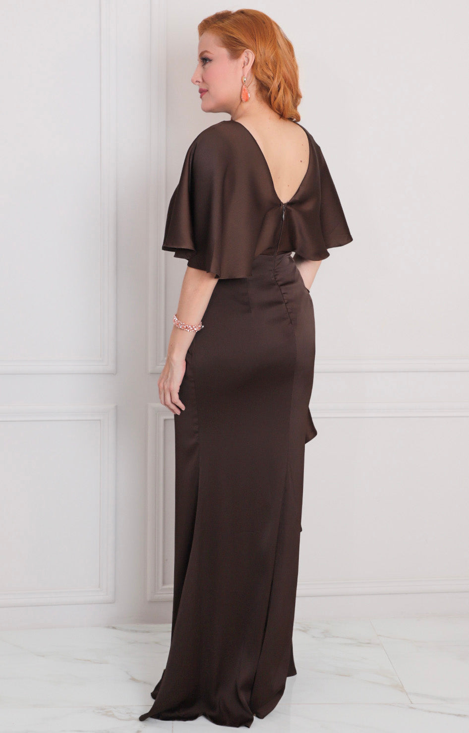 Vestido café con volantes