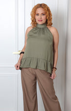 Blusa negra tipo halter con cuello fruncido de la marca Boutiquemirel, estilo regular, vista frontal en color negro.