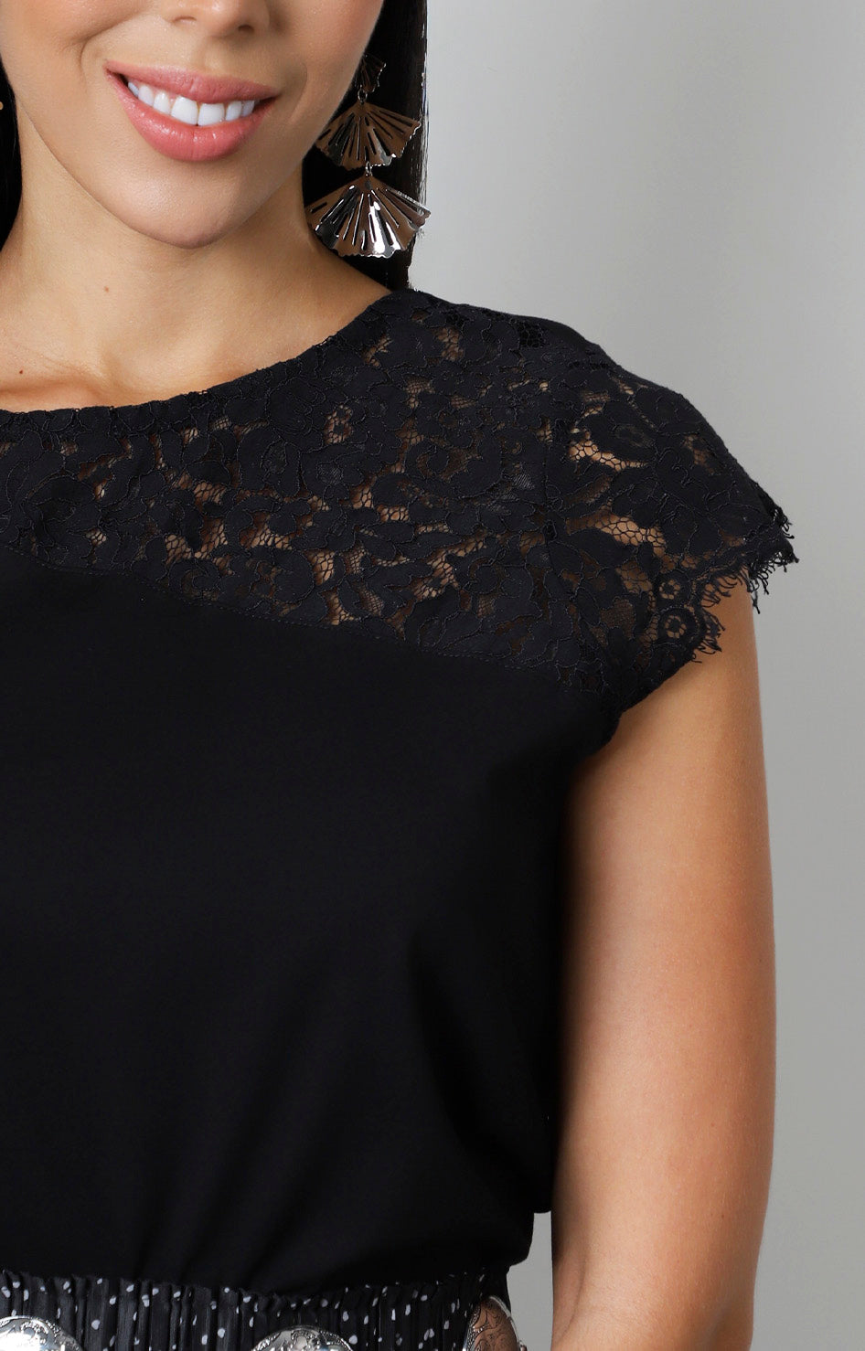 Blusa con encaje floral