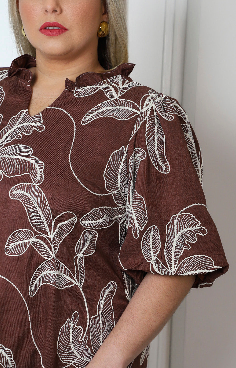 Vestido corto estampado de hojas con mangas globo
