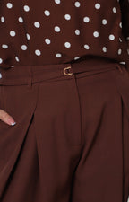 Pantalón de pierna amplia con cinturón