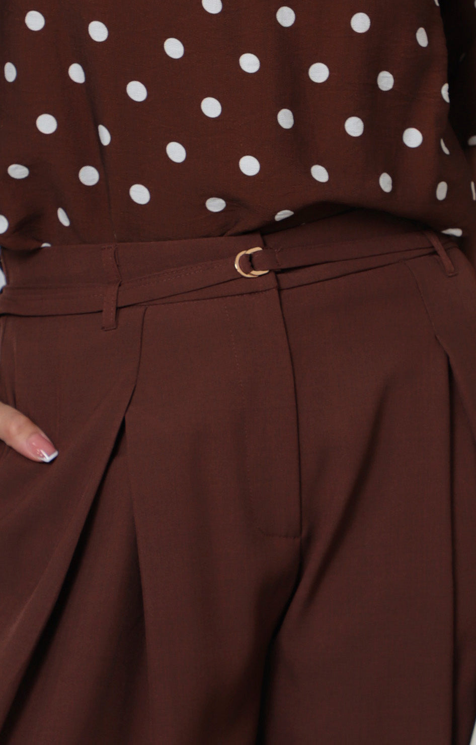 Pantalón de pierna amplia con cinturón