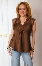 Blusa con escote en V y encaje
