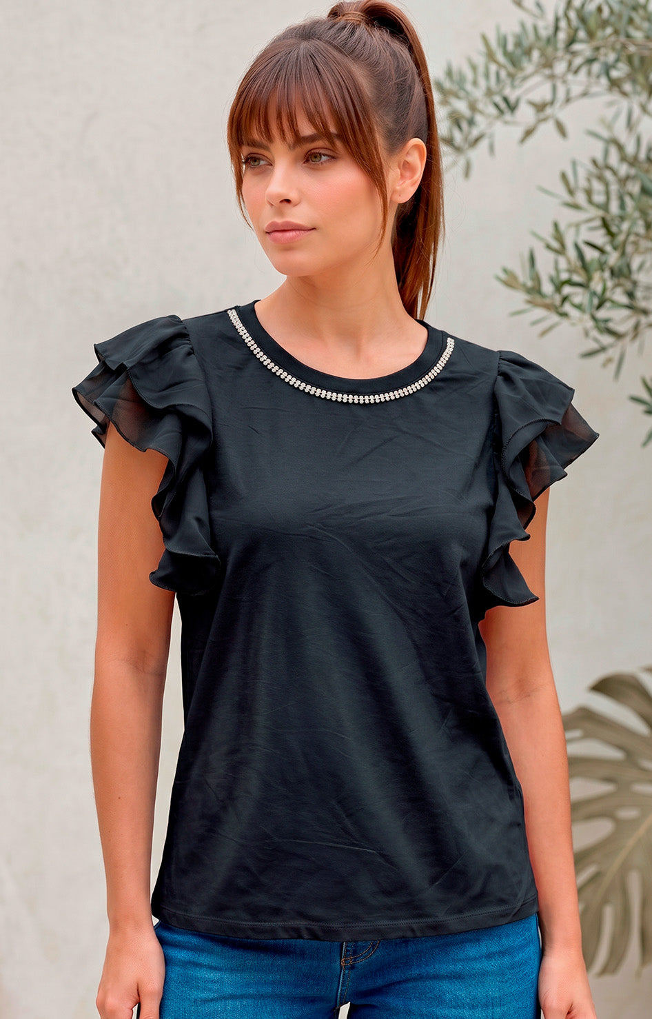 Blusa con olanes y aplicaciones en el cuello