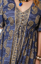 Vestido con estampado paisley y escote en V